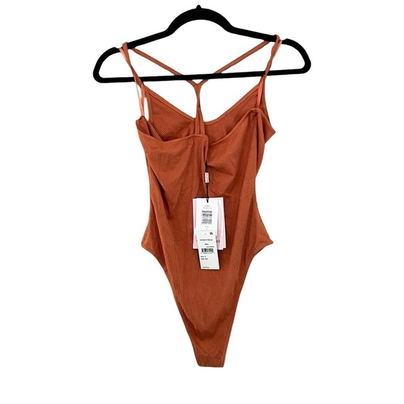 NWT AVEC LES FILLES Ribbed Key Hole One Piece Bodysuit in Lava Rock Sz M - Picture 3 of 5